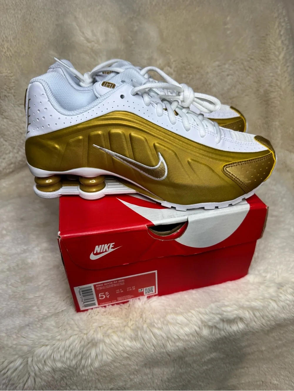 NWB Youth Nike Shox R4